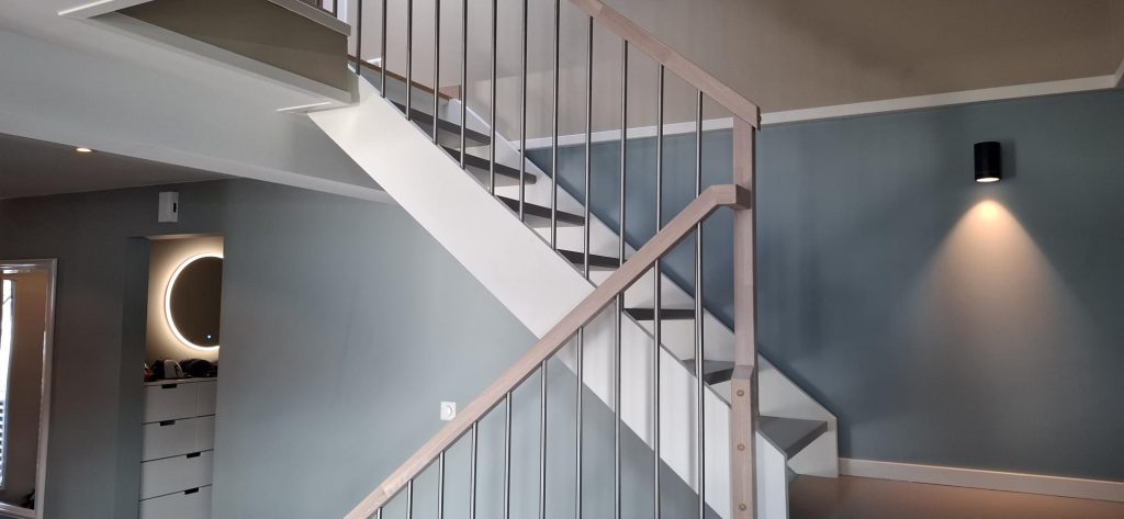 Rekkverk i gammel trapp