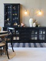 Marseille Vitrineskap Sort – 4 dører og 4 skuffer – 220 × 80 cm | Chic Antique - Bilde 2