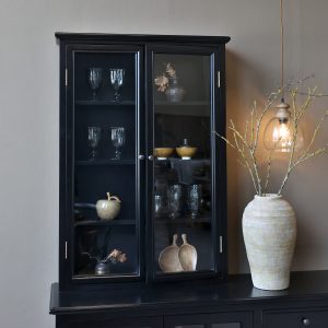 Marseille veggskap i sort fra Chic Antique med to glassdører og fire hyller, 82 cm bredt og 120 cm høyt