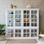 Stort Marseille vitrineskap i hvitt fra Chic Antique med åtte glassdører og innvendige hyller, 220 cm bredt og 195 cm høyt