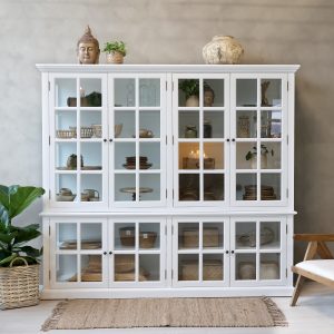 Stort Marseille vitrineskap i hvitt fra Chic Antique med åtte glassdører og innvendige hyller, 220 cm bredt og 195 cm høyt