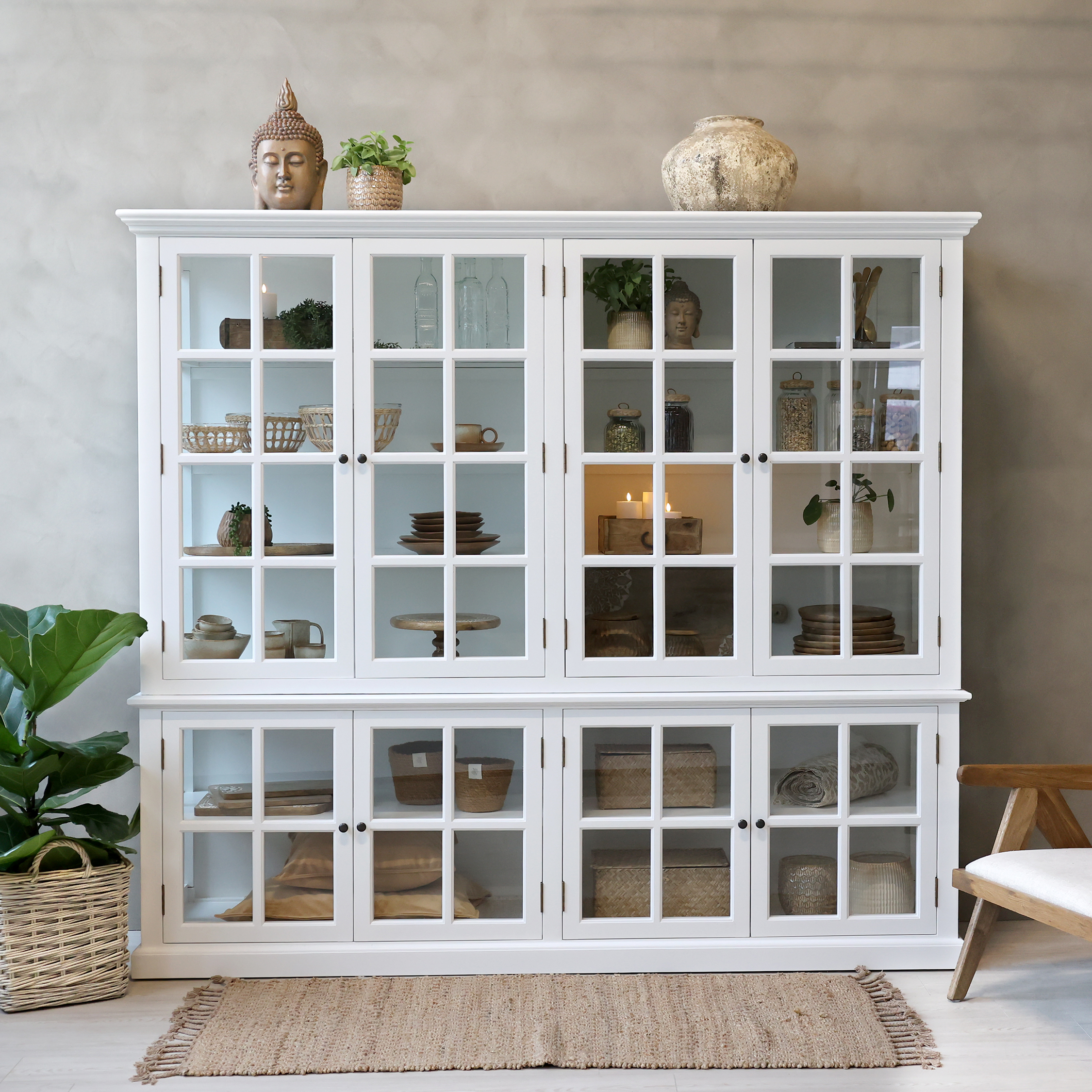 Marseille vitrineskap hvit 8 dører 220 cm – Chic Antique Stort Marseille vitrineskap i hvitt fra Chic Antique med åtte glassdører og innvendige hyller, 220 cm bredt og 195 cm høyt