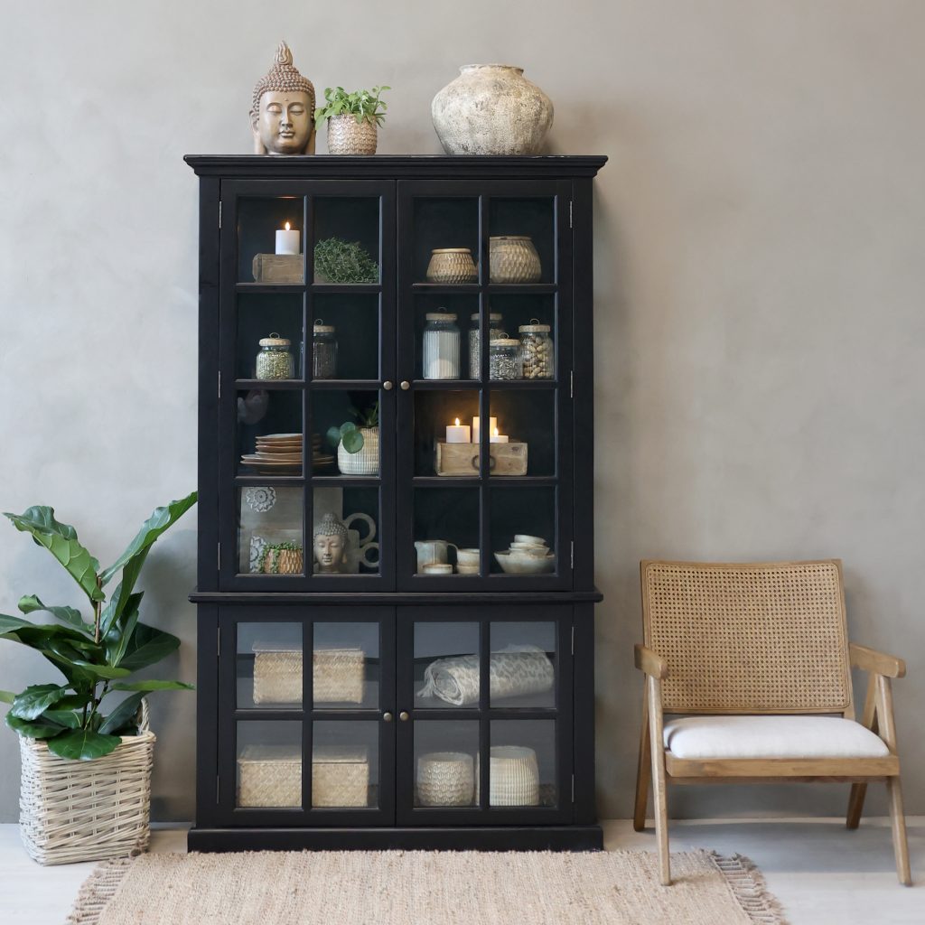 Marseille vitrineskap i sort fra Chic Antique med fire glassdører og innvendige hyller, 120 cm bredt og 196 cm høyt
