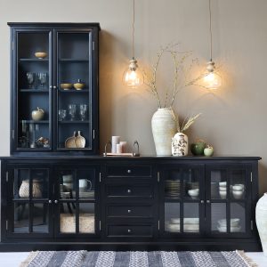 Marseille vitrineskap i sort fra Chic Antique med fire glassdører og fire skuffer, 220 cm bredt og 80 cm høyt